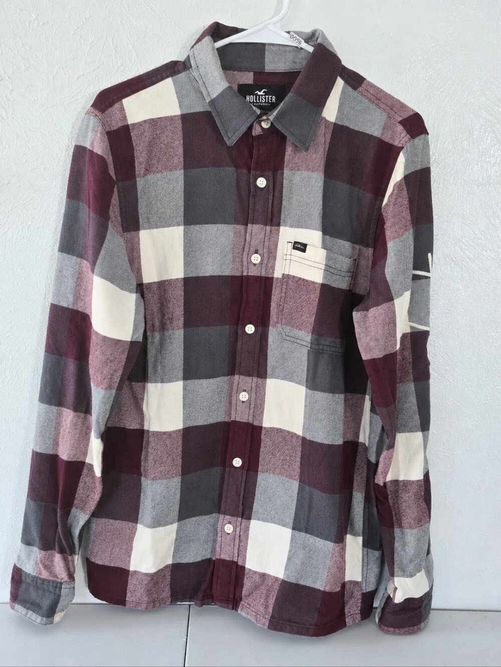 Hollister Menβs Burgundy Gray and White Plaid Button-Down Shirt, M